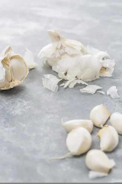 Garlic bulb and single cloves on Metal — Stock Photo, Image