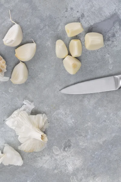 Garlic bulb and single cloves on Metal — Stock Photo, Image