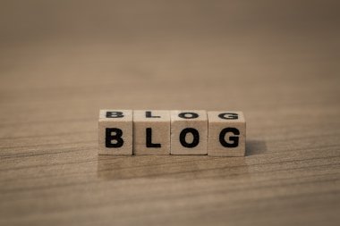 Ahşap küpleri içinde blog