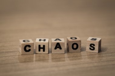 Kaos içinde tahta küpler