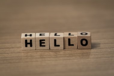 Ahşap küpleri içinde Merhaba