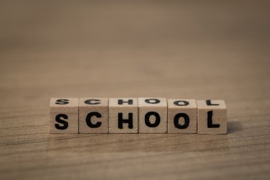 Ahşap küpleri okulda