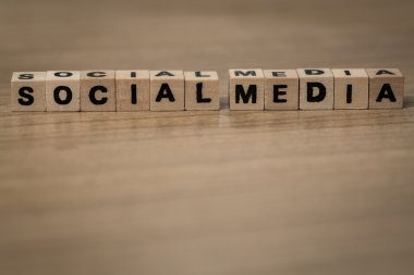 Ahşap küpleri içinde sosyal medya