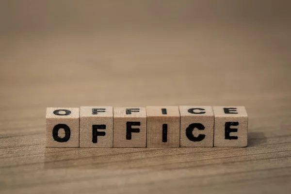 Офис в деревянных кубах — стоковое фото