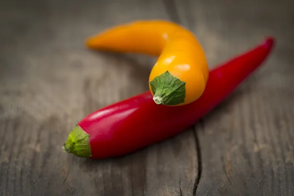 Červené a žluté chilli — Stock fotografie