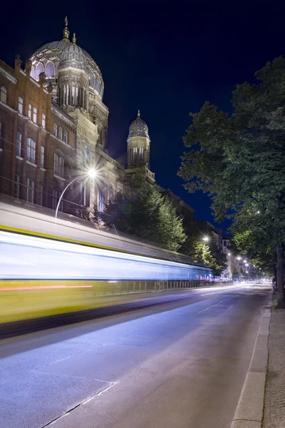 Synagoge y Tranvía por la noche — Foto de Stock