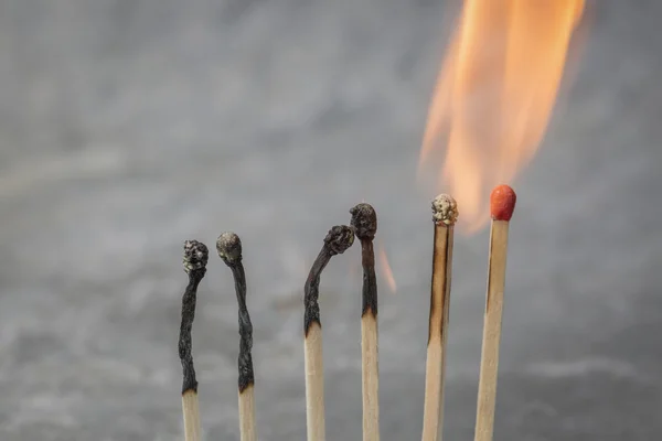 燃烧的匹配的行 — 图库照片