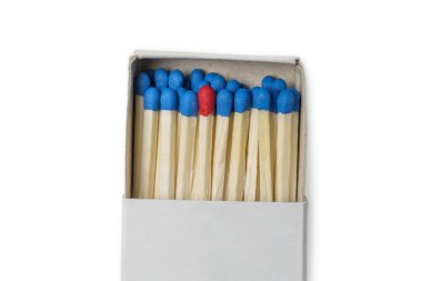 Kibrit kutusu ile mavi ve bir kırmızı maç