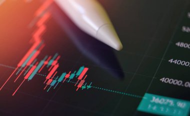 Dijital kalem kapaklı iş haritası ve çevrimiçi finans piyasası verilerinin analizi