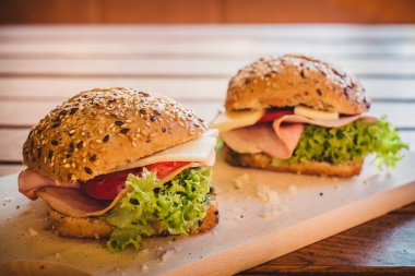 Jambon, peynir ve salata sandviç