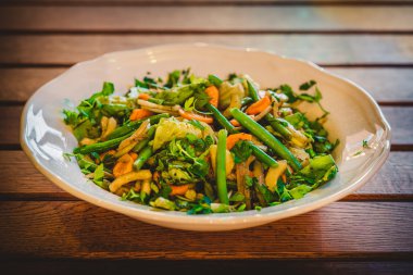 Marul ve yeşil fasulye salatası