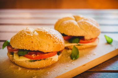 Domates ve peynirli sandviç mezeler