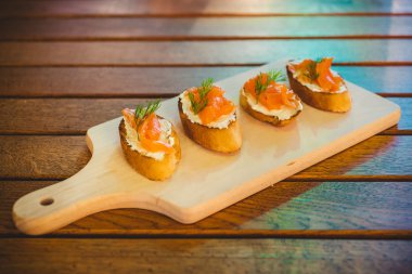 Somon balığı ve ekmek mezeler