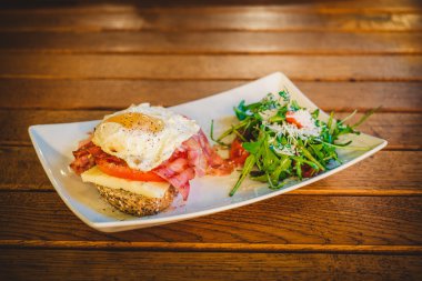 Yumurta, domuz pastırması ve salata Servis Kahvaltı