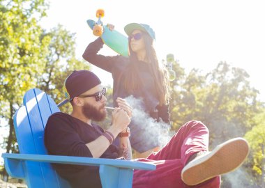 Halka açık yerlerde sigara içmek