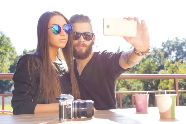 Amante selfies no parque — Fotografia de Stock