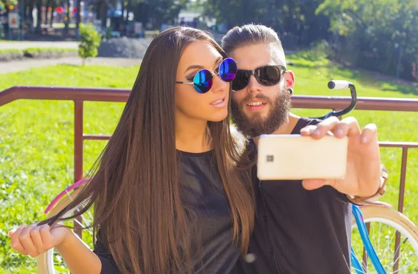 Primeiro deixe-me tirar uma selfie. — Fotografia de Stock