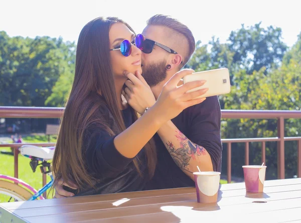 Lover selfies in park — Stock fotografie