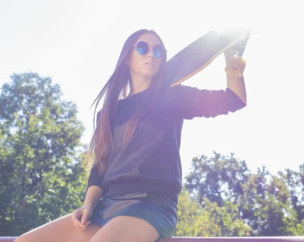 Meisje met skateboard — Stockfoto
