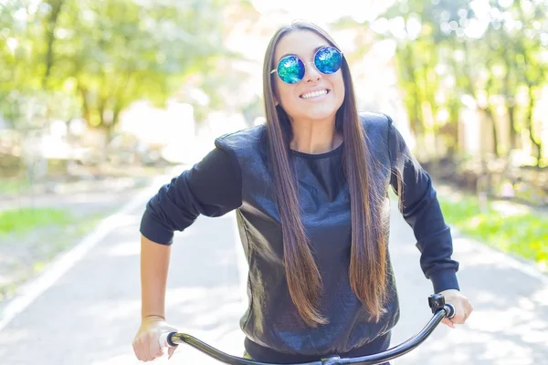 Велосипедная девушка и веселье — стоковое фото