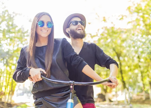 Casal se divertindo — Fotografia de Stock