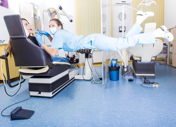 Lustiger Zahnarzt bei der Arbeit — Stockfoto