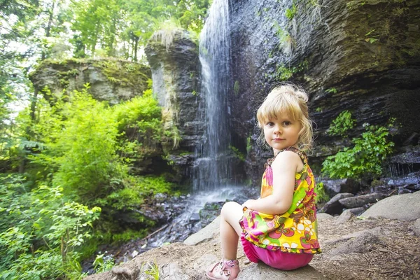 Menina na cachoeira — Fotografia de Stock