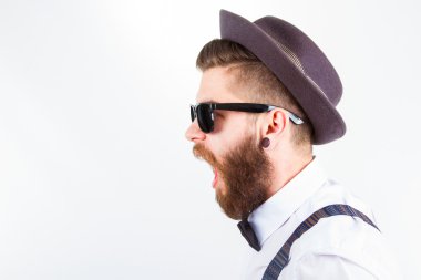 hipster komik surat şapka ile