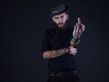 Orta parmağının gösterilen yakışıklı hipster adam 