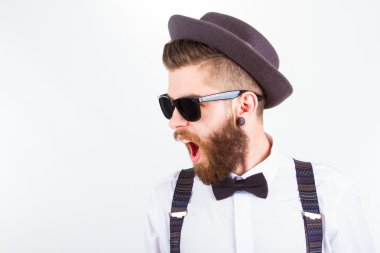 hipster komik surat şapka ile