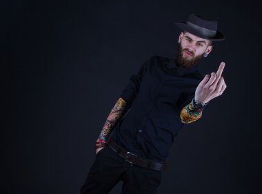Orta parmağının gösterilen yakışıklı hipster adam 