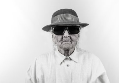 zarif şapkalı yaşlı kadın