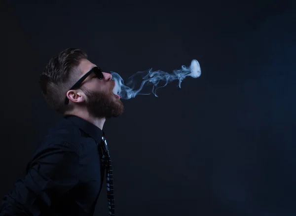 hipster sigara içen