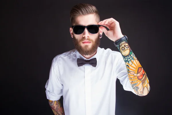 Unga trendiga hipster mannen i vit skjorta — Stockfoto