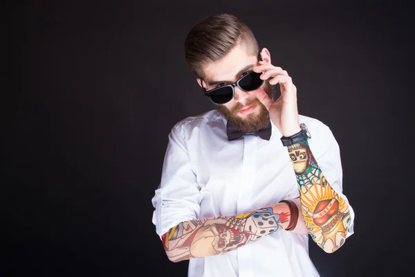 Jovem homem hipster na moda em camisa branca — Fotografia de Stock
