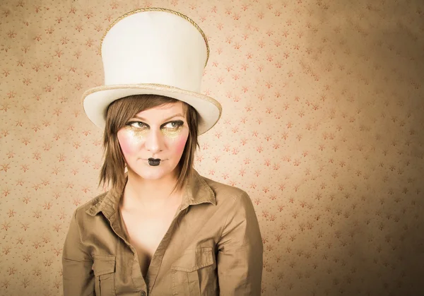Kadın beyaz şapka ve yaratıcı bir makyaj — Stok fotoğraf