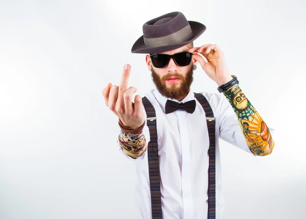 Retrato de um hipster elegante mostrando seu f-dedo — Fotografia de Stock