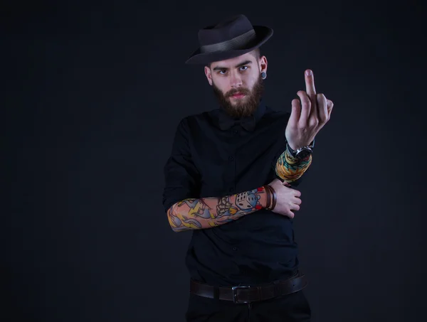 Orta parmağının gösterilen yakışıklı hipster adam — Stok fotoğraf