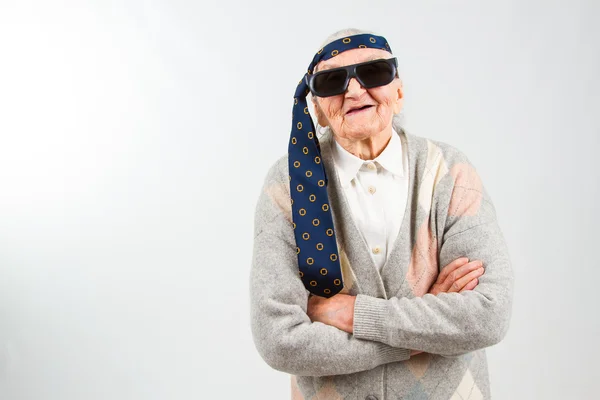 Nonna bohemien con una cravatta sulla fronte — Foto Stock