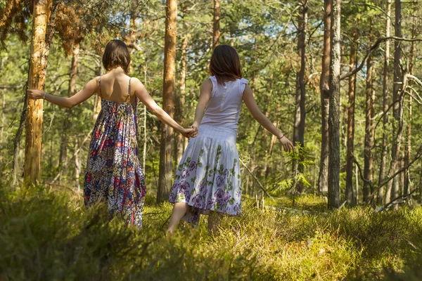 Две женщины, гуляющие по лесу — стоковое фото
