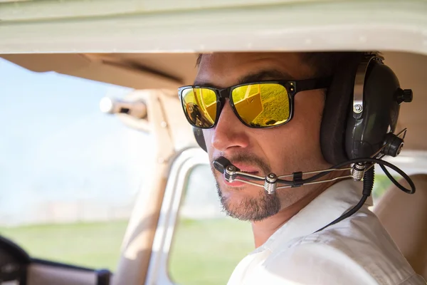 Attractive pilot — Stock Photo, Image