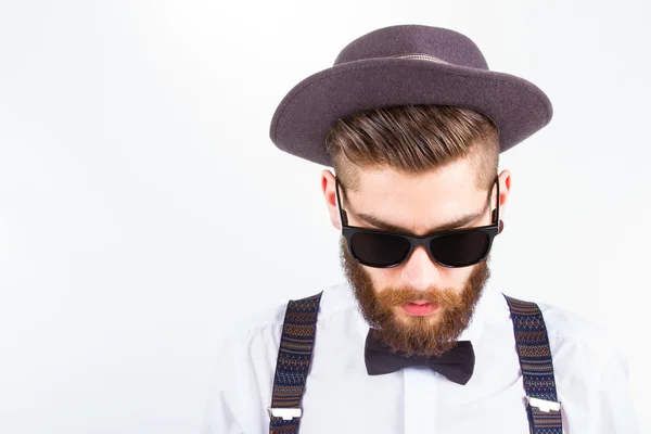 Hipster met hoed maken grappige gezichten — Stockfoto