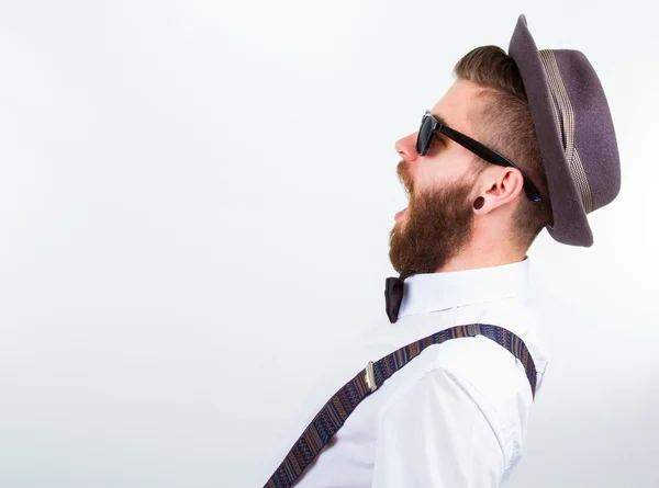 Hipster met hoed maken grappige gezichten — Stockfoto