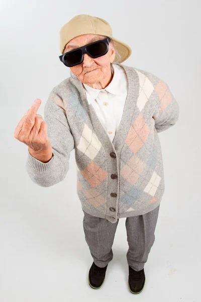 Cool mormor visar hennes f-finger — Stockfoto