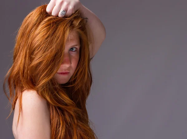 Uzun kırmızı saçlı kadın — Stok fotoğraf