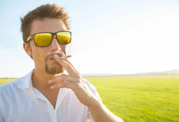 Man smoking — Stock Photo, Image