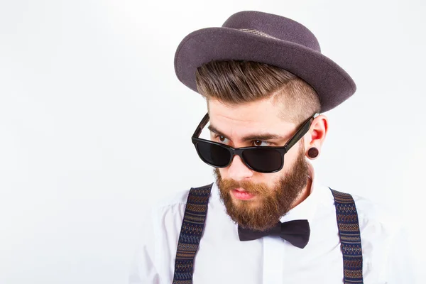 Hipster mit Hut macht lustige Gesichter — Stockfoto