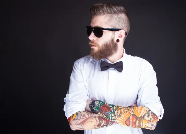 Jonge trendy hipster man in wit overhemd — Stockfoto