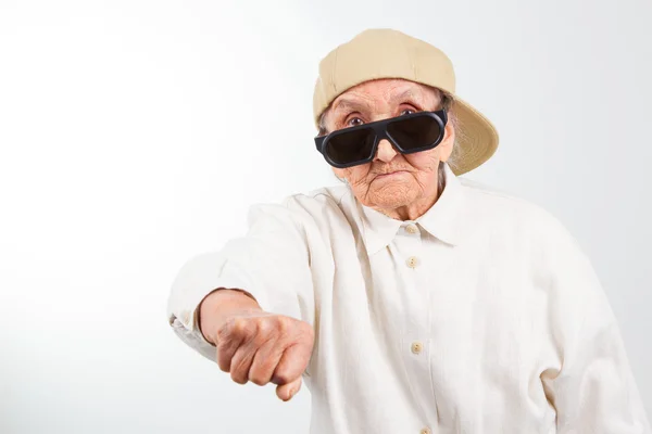 Cool grand-mère coups de pied avec son poing — Photo