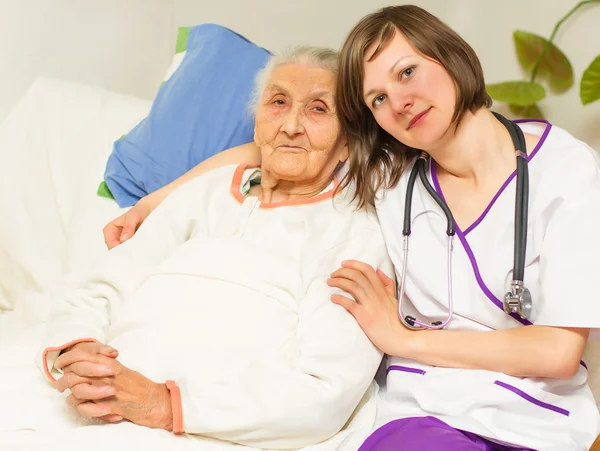 Caregiving for the ill ones — Stock Photo, Image